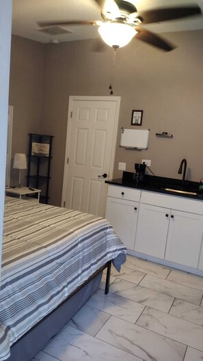 1 habitación, tabla de planchar con plancha, wifi gratis y ropa de cama 