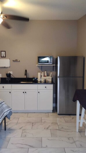 Fridge, microwave, coffee/tea maker, cookware/dishes/utensils - Parsons Haven House #2 in Town 'n' Country, Tampa (Tampa)