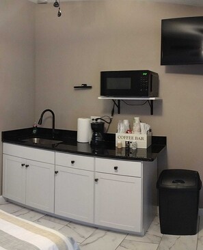 Fridge, microwave, coffee/tea maker, cookware/dishes/utensils - Parsons Haven House #1 in Town 'n' Country, Tampa (Tampa)