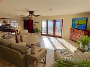 Smart TV, lettore DVD, libri, videoteca