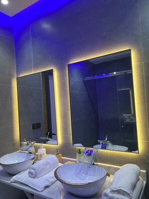 Shower, hair dryer, towels, soap - Luxury & Elegance apartment in the heart of Fez - High-end comfort (Fès)