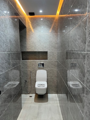 Douche, sèche-cheveux, serviettes fournies, savon