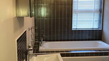 Dusch, handdukar, tvål och toalettpapper