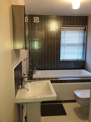 Dusch, handdukar, tvål och toalettpapper