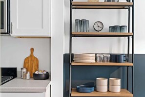 Wasserkocher mit Kaffee-/Teezubehör, Kühlschrank, Mikrowelle, Ofen