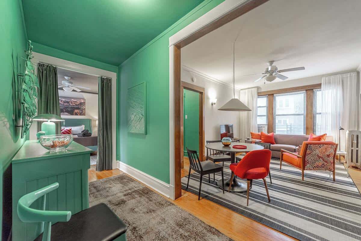 Una televisión, una oficina