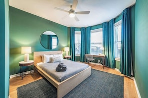 4 bedrooms, WiFi, bed sheets - The Ivy Flat | Designer 4BR Steps to Wrigley Field (Chicago)