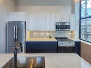 Coffee/tea maker, fridge, microwave, oven - The Mason - Luxe 2BR Designer Flat in Bucktown/WP (Chicago)