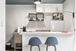 Coffee/tea maker, fridge, microwave, oven - Taj Ma-small at Wrigley (Chicago)
