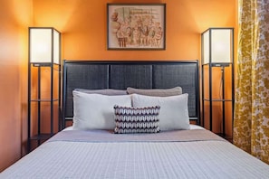 1 bedroom, iron/ironing board, WiFi, bed sheets - Taj Ma-small at Wrigley (Chicago)