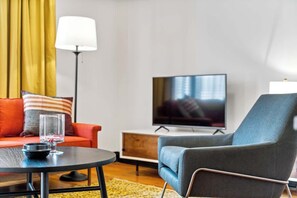 TV, offices - The Fratterhorn at Wrigley (Chicago)