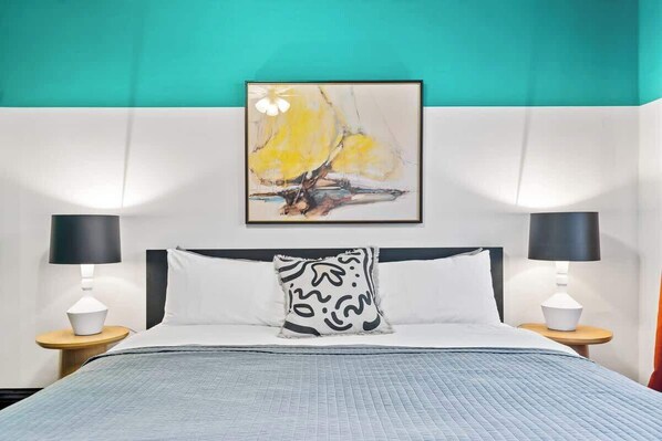 2 bedrooms, iron/ironing board, WiFi, bed sheets - The Fratterhorn at Wrigley (Chicago)