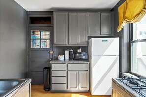 Coffee/tea maker, fridge, microwave, oven - The Fratterhorn at Wrigley (Chicago)