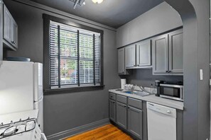 Coffee/tea maker, fridge, microwave, oven - The Nook • Vintage Flat Near Wrigley (Chicago)