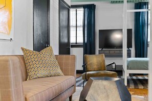 TV - The Nook • Vintage Flat Near Wrigley (Chicago)
