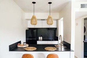 Fridge, oven, stovetop, dishwasher - Modern and Relaxing Sedona Oasis - Bedouinn (Sedona)