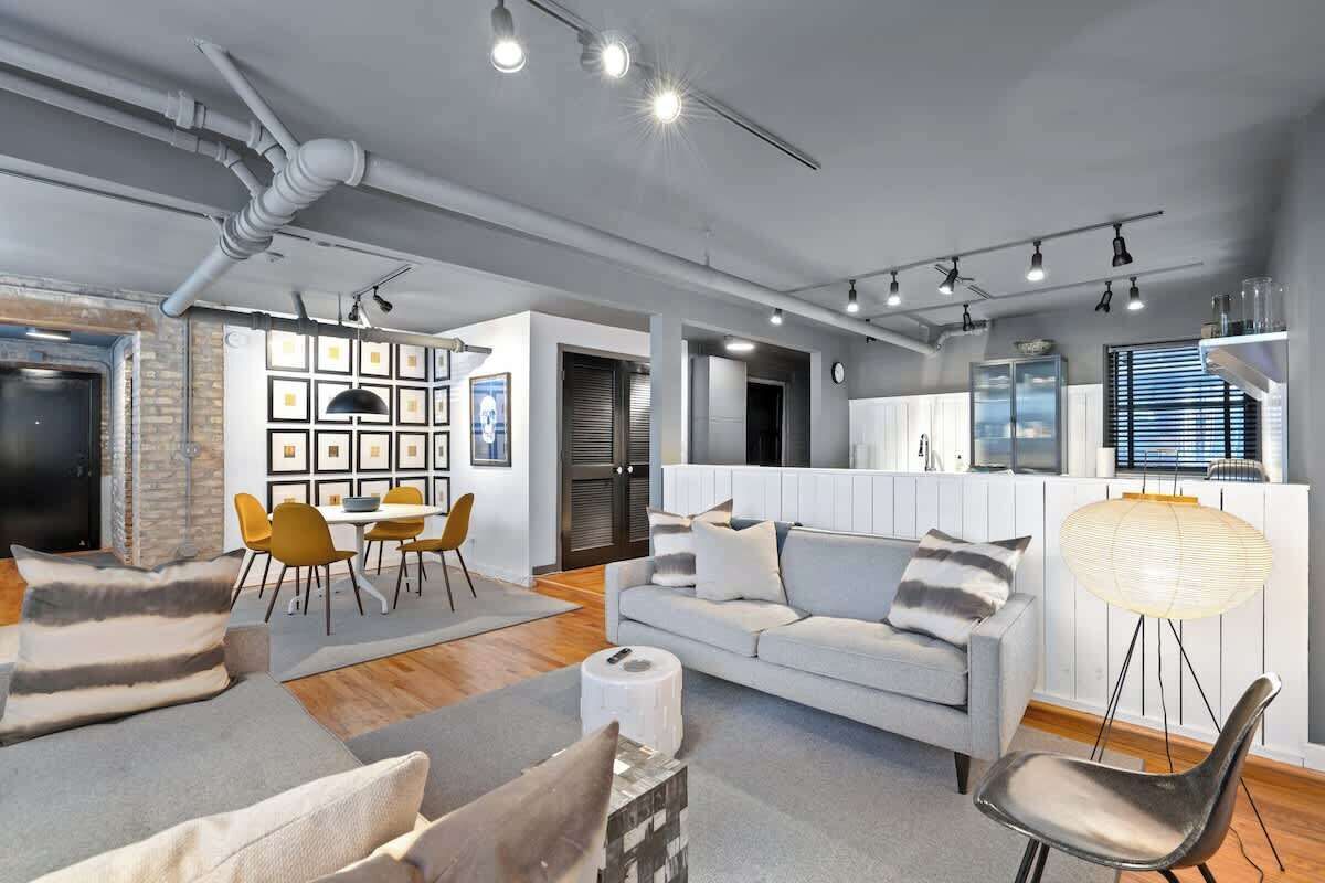 Una televisión, una oficina