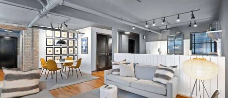 Una televisión, una oficina