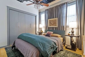 1 bedroom, iron/ironing board, WiFi, bed sheets - The Shingle Life near Wrigley (Chicago)