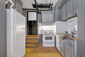 Fridge, microwave, oven, stovetop - The Shingle Life near Wrigley (Chicago)