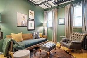 TV, offices - The Shingle Life near Wrigley (Chicago)