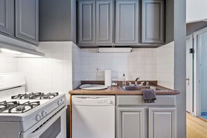 Fridge, microwave, oven, stovetop - The Shingle Life near Wrigley (Chicago)