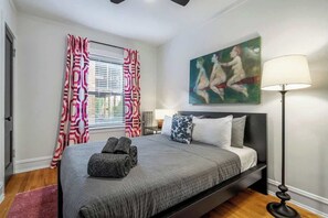 1 bedroom, iron/ironing board, WiFi, bed sheets - The Lilac Loveshack at Wrigley (Chicago)