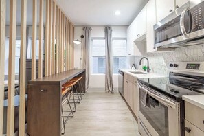 Wasserkocher mit Kaffee-/Teezubehör, Kühlschrank, Mikrowelle, Ofen