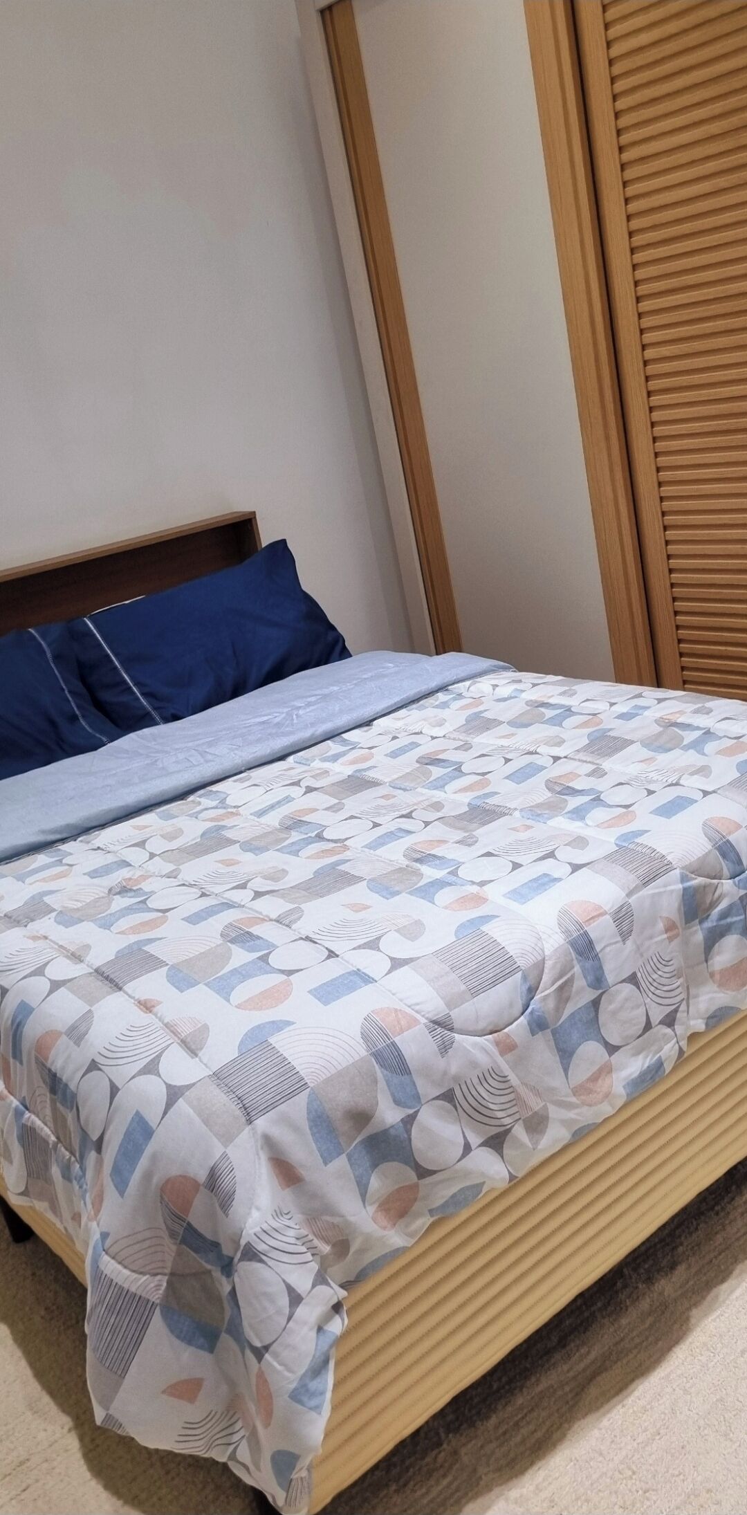 Tabla de planchar con plancha, wifi, ropa de cama