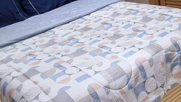 Tabla de planchar con plancha, wifi, ropa de cama