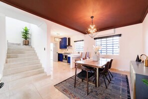 Fridge, microwave, oven, stovetop - Casa Moderna dos niveles cerca de Parque  Amistad (Ciudad Acuña)