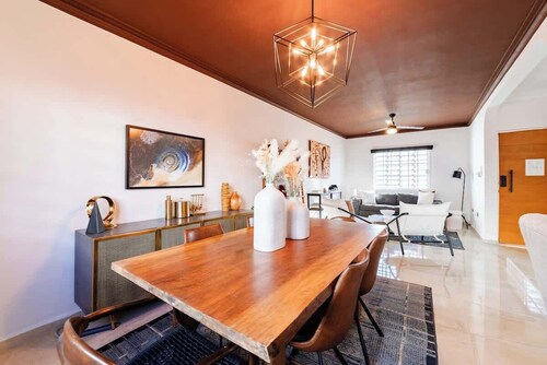 Casa Moderna dos niveles cerca de Parque Amistad