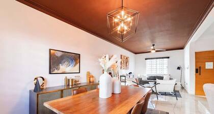 Casa Moderna dos niveles cerca de Parque Amistad