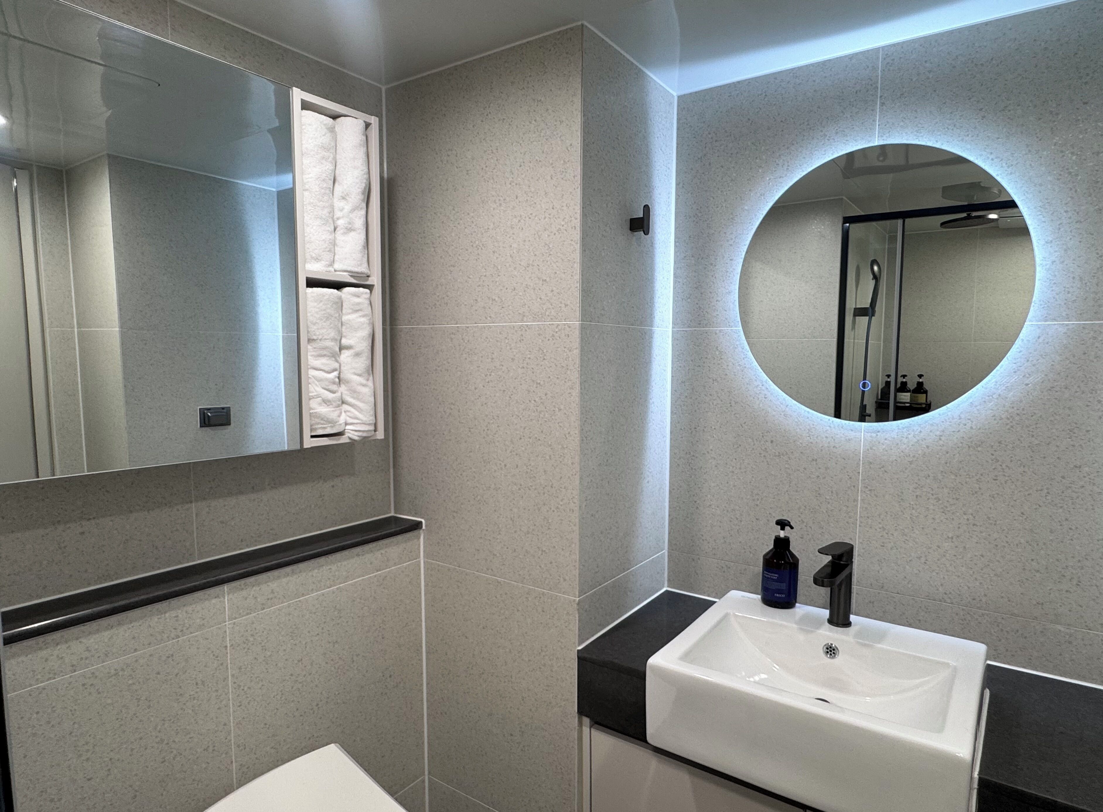 Hårtork, handdukar och toalettpapper