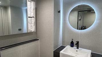 Hårtork, handdukar och toalettpapper