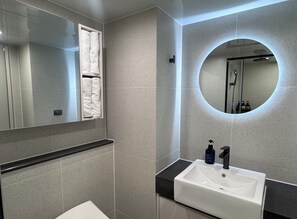 Secadora de cabello, toallas, papel de baño 