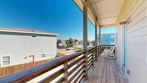 Terrace/patio - GV628, Shared Pool, Pet Friendly, Charcoal Grill, Close to Beach (Port Aransas)