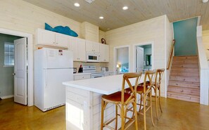 Fridge, microwave, oven, stovetop - GV628, Shared Pool, Pet Friendly, Charcoal Grill, Close to Beach (Port Aransas)
