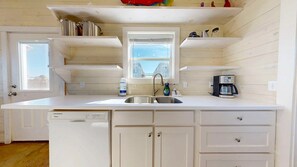 Fridge, microwave, oven, stovetop - GV628, Shared Pool, Pet Friendly, Charcoal Grill, Close to Beach (Port Aransas)