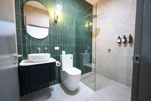 Ducha, artículos de tocador gratuitos, secador de pelo, toallas