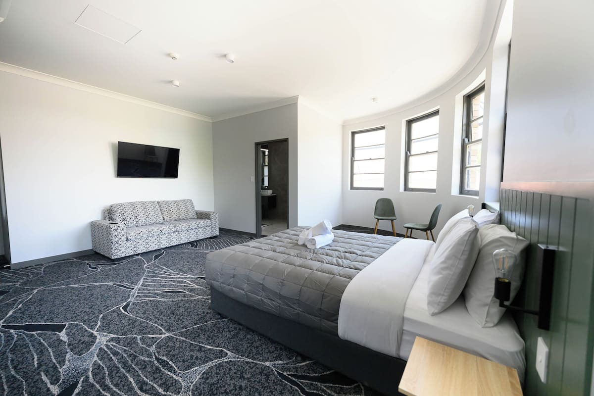 Habitación cuádruple familiar, 1 cama Queen size y sofá cama, balcón, vista a la ciudad | Tabla de planchar con plancha y wifi gratis