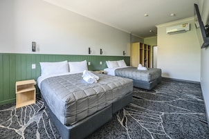 Quarto quádruplo família, 2 camas Queen, sacada, vista para a cidade | Ferros/tábuas de passar roupa, Wi-Fi de cortesia