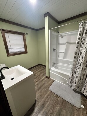 Hair dryer, towels, soap, toilet paper - Beautiful 3 bedroom lake house!! (Converse)