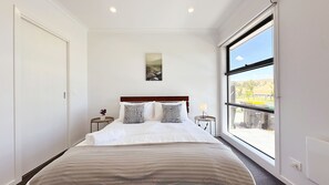 Standard House | Iron/ironing board, free WiFi - Lyra Home by GoodLive (Beveridge)