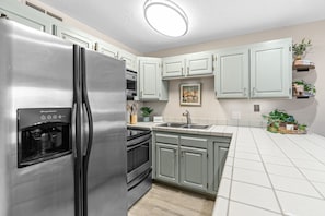 Coffee/tea maker, fridge, microwave, oven - The Shandeau: Las Palmas Luxury Condo Overlooking Pools and waterpark. (St. George)