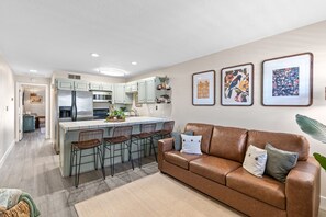 Smart TV, ping pong - The Shandeau: Las Palmas Luxury Condo Overlooking Pools and waterpark. (St. George)