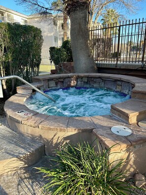 Outdoor spa tub - The Shandeau: Las Palmas Luxury Condo Overlooking Pools and waterpark.  (St. George)