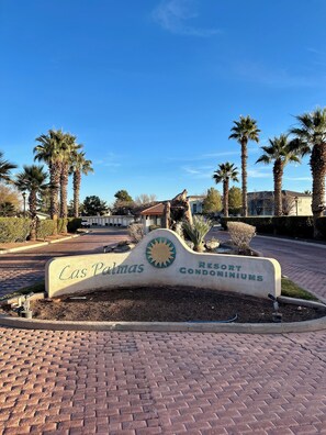 Property grounds - The Shandeau: Las Palmas Luxury Condo Overlooking Pools and waterpark.  (St. George)