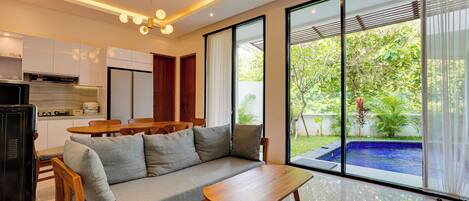 Villa, balkon, uitzicht op zwembad | Uitzicht vanuit de kamer