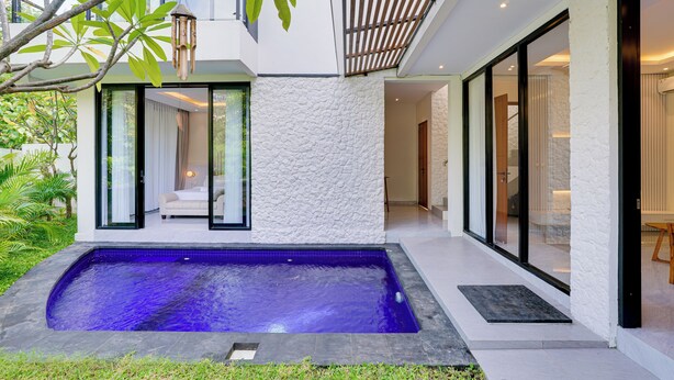 A modern house with a swimming pool, large windows, and a well-maintained garden. - Villa Ease - Nusa Dua (Nusa Dua)